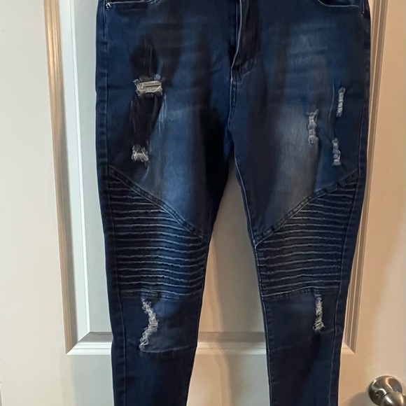 Distressed Jeans - Picture 4 of 5